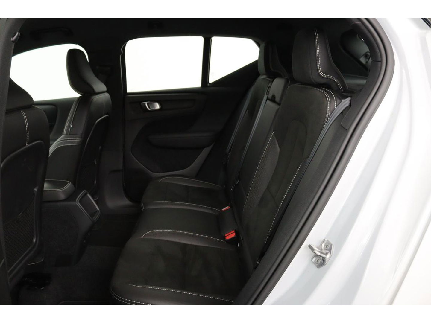 Volvo XC40 1.5 T3 R-Design | Stoel & stuurverwarming | Trekhaak | Camera | Navigatie | Achterbankverwarming | Leder/Alcantara | Full LED