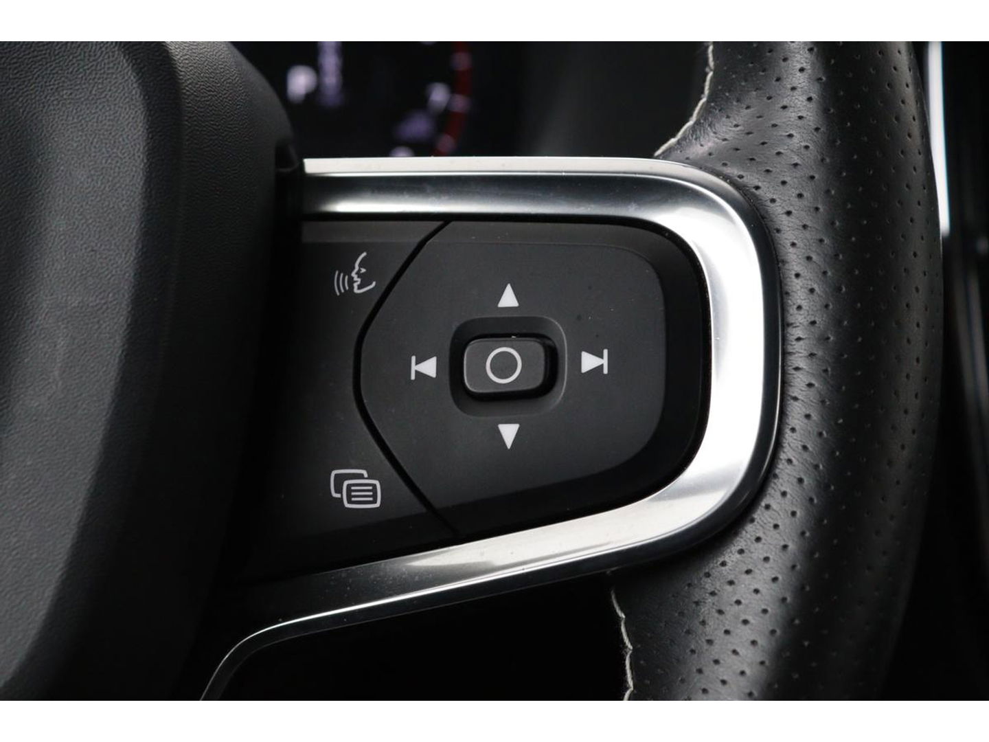 Volvo XC40 1.5 T3 R-Design | Stoel & stuurverwarming | Trekhaak | Camera | Navigatie | Achterbankverwarming | Leder/Alcantara | Full LED