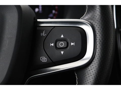 Volvo XC40 1.5 T3 R-Design | Stoel & stuurverwarming | Trekhaak | Camera | Navigatie | Achterbankverwarming | Leder/Alcantara | Full LED