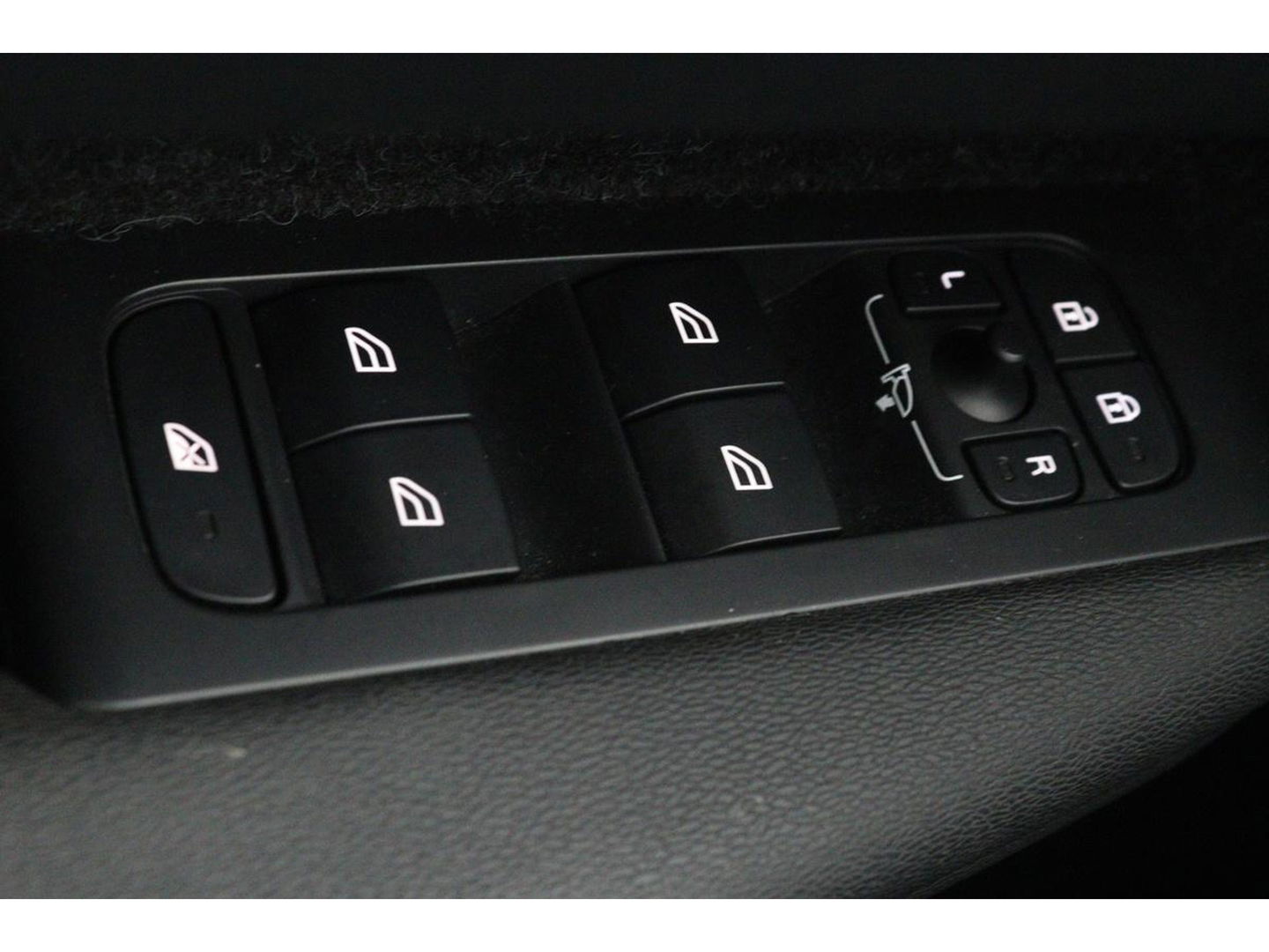 Volvo XC40 1.5 T3 R-Design | Stoel & stuurverwarming | Trekhaak | Camera | Navigatie | Achterbankverwarming | Leder/Alcantara | Full LED