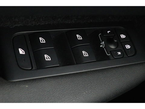 Volvo XC40 1.5 T3 R-Design | Stoel & stuurverwarming | Trekhaak | Camera | Navigatie | Achterbankverwarming | Leder/Alcantara | Full LED