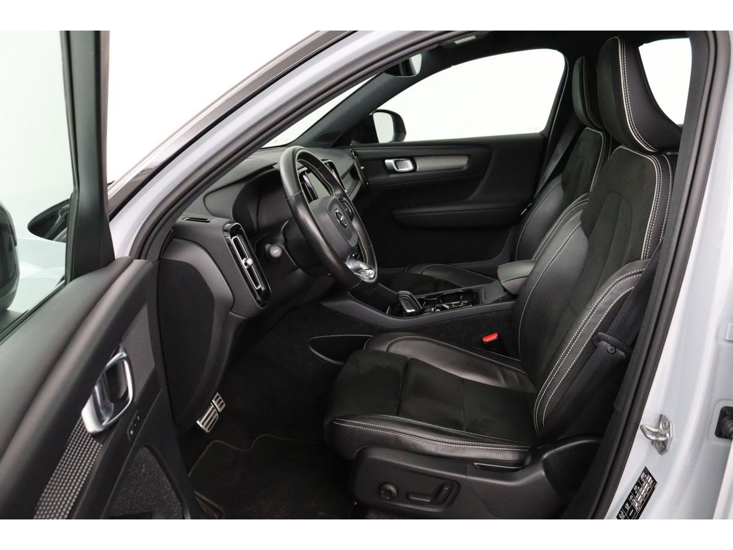 Volvo XC40 1.5 T3 R-Design | Stoel & stuurverwarming | Trekhaak | Camera | Navigatie | Achterbankverwarming | Leder/Alcantara | Full LED