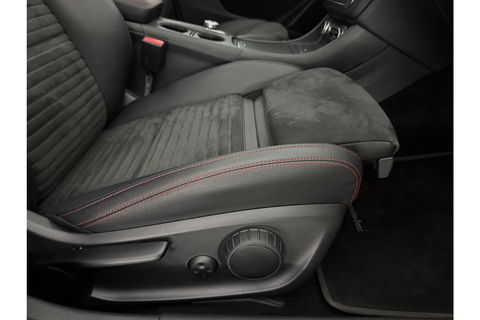 Mercedes-Benz GLA 180 AMG Night Upgrade Pano LED Camera Caplay Clima Cruise Navigatie PDC 19''LMV