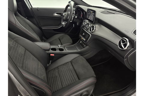 Mercedes-Benz GLA 180 AMG Night Upgrade Pano LED Camera Caplay Clima Cruise Navigatie PDC 19''LMV