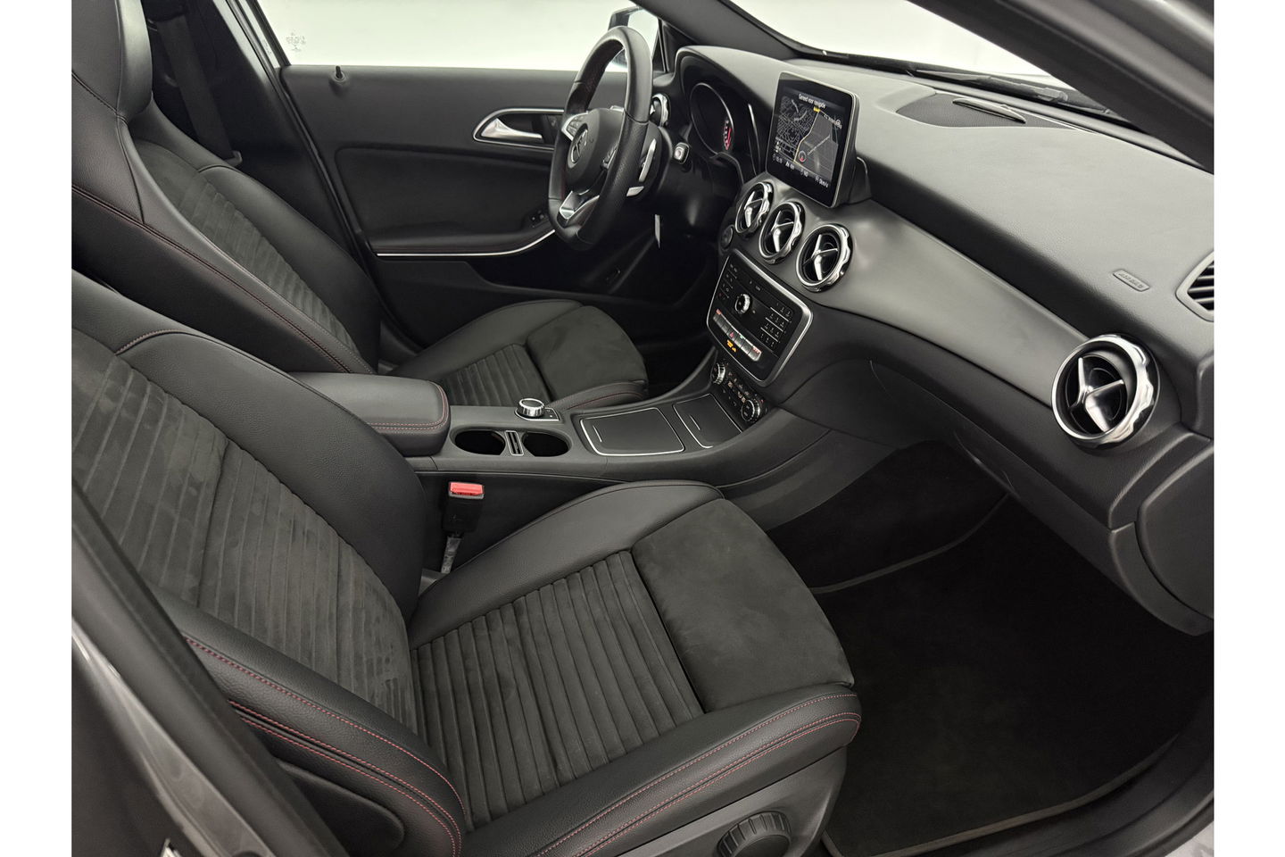 Mercedes-Benz GLA 180 AMG Night Upgrade Pano LED Camera Caplay Clima Cruise Navigatie PDC 19''LMV