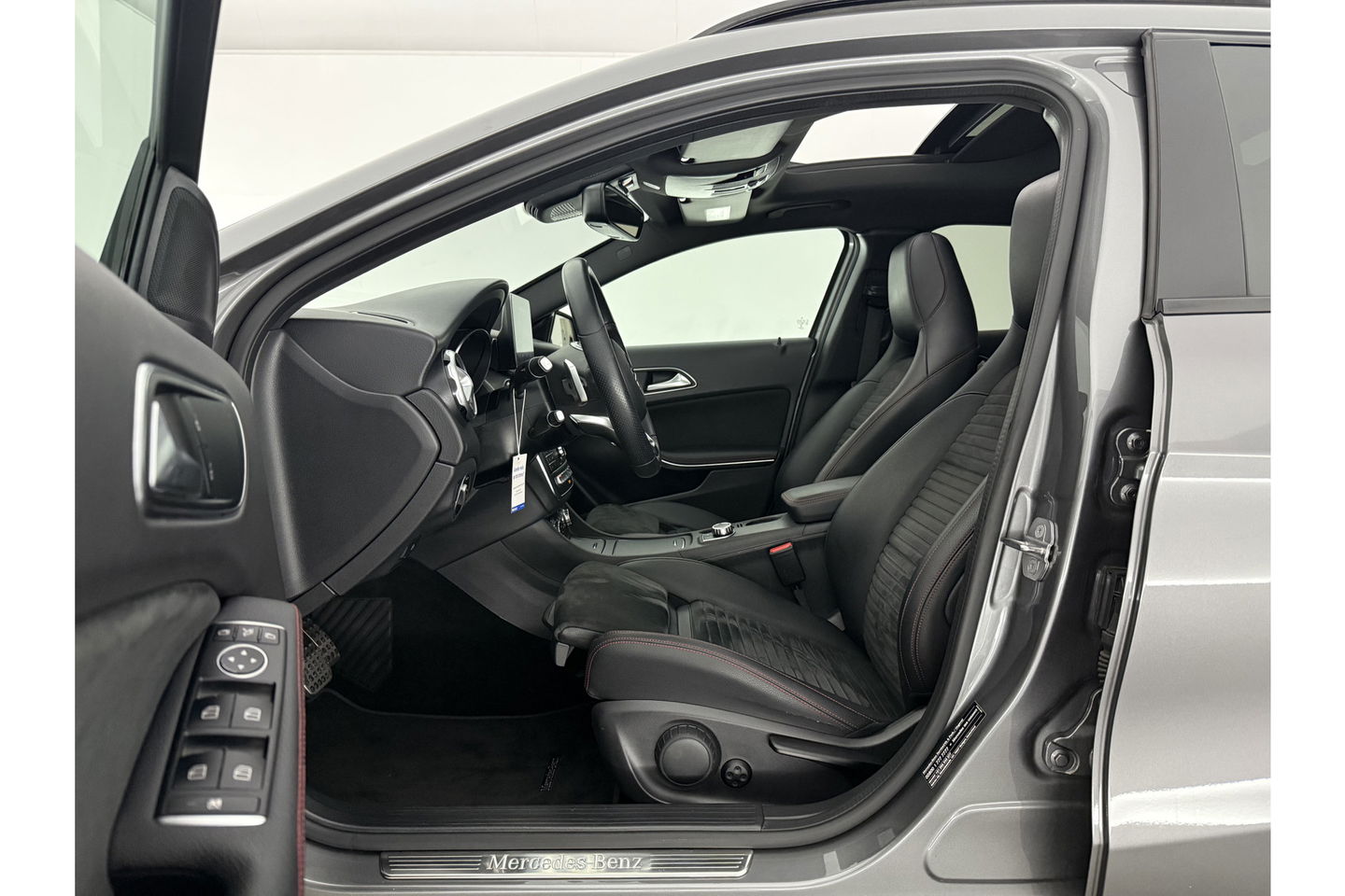 Mercedes-Benz GLA 180 AMG Night Upgrade Pano LED Camera Caplay Clima Cruise Navigatie PDC 19''LMV