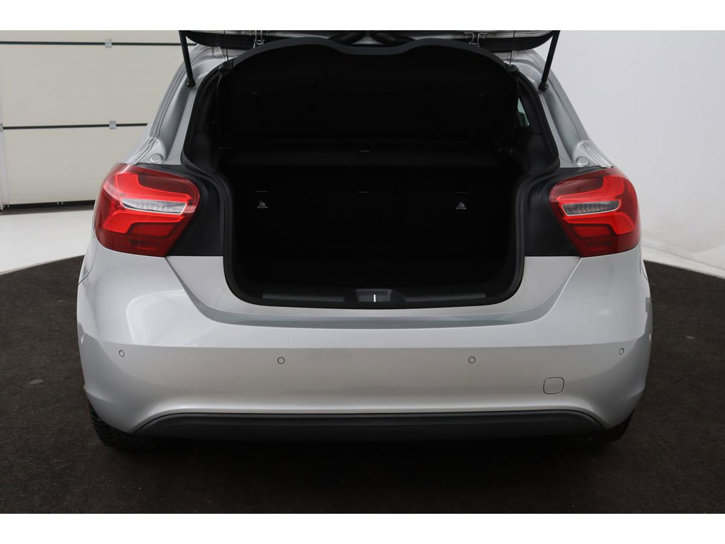 Mercedes-Benz A-Klasse 180 Ambition | Stoelverwarming | Full LED | Sportstoelen | Navigatie | Half leder | Park Assist | Cruise control | Airco | Bluetooth