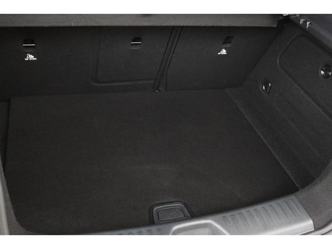 Mercedes-Benz A-Klasse 180 Ambition | Stoelverwarming | Full LED | Sportstoelen | Navigatie | Half leder | Park Assist | Cruise control | Airco | Bluetooth