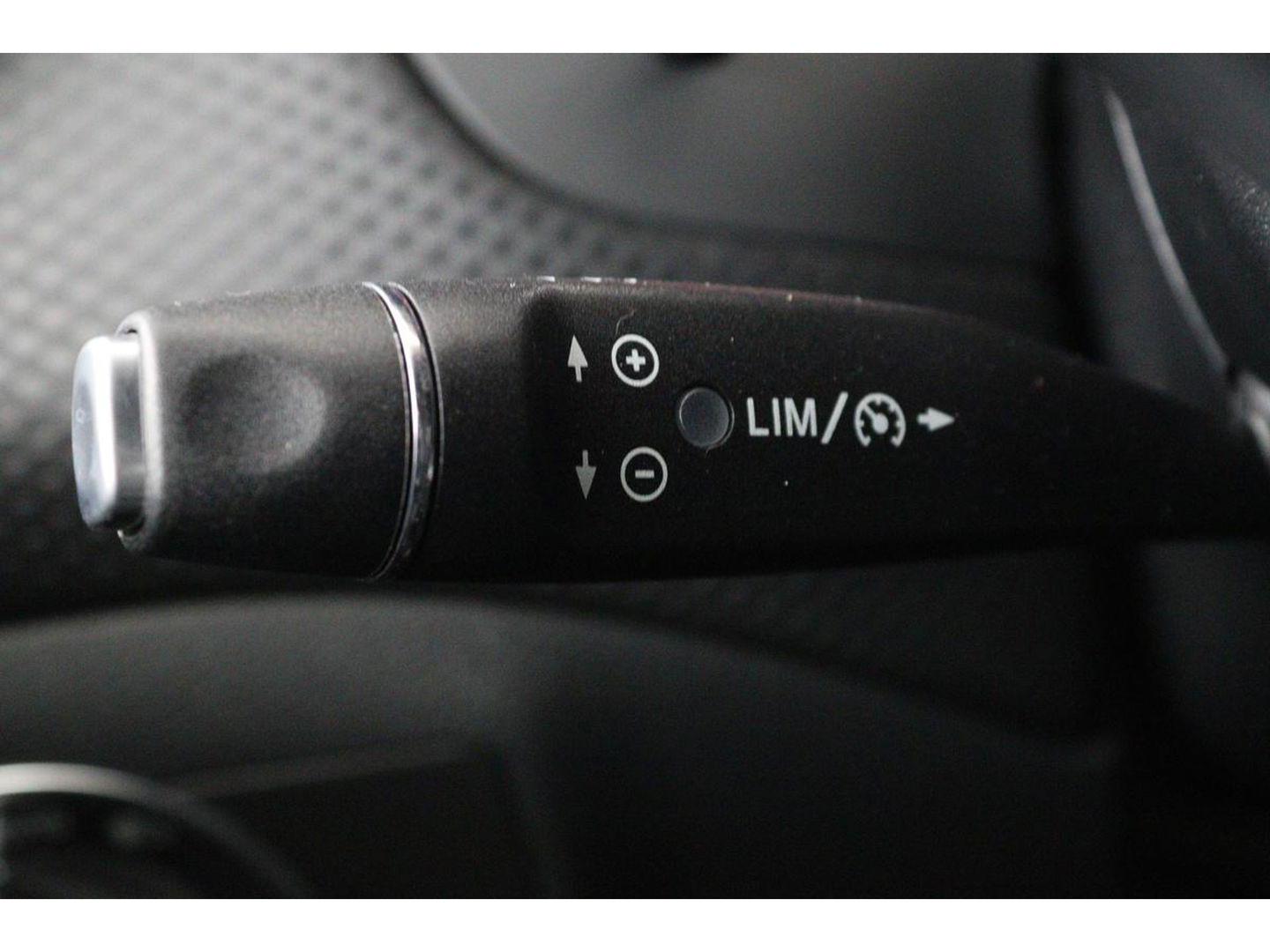 Mercedes-Benz A-Klasse 180 Ambition | Stoelverwarming | Full LED | Sportstoelen | Navigatie | Half leder | Park Assist | Cruise control | Airco | Bluetooth