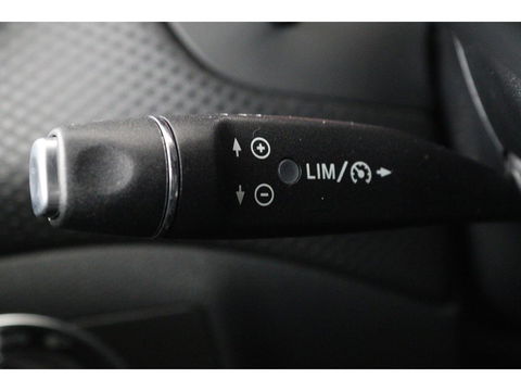 Mercedes-Benz A-Klasse 180 Ambition | Stoelverwarming | Full LED | Sportstoelen | Navigatie | Half leder | Park Assist | Cruise control | Airco | Bluetooth