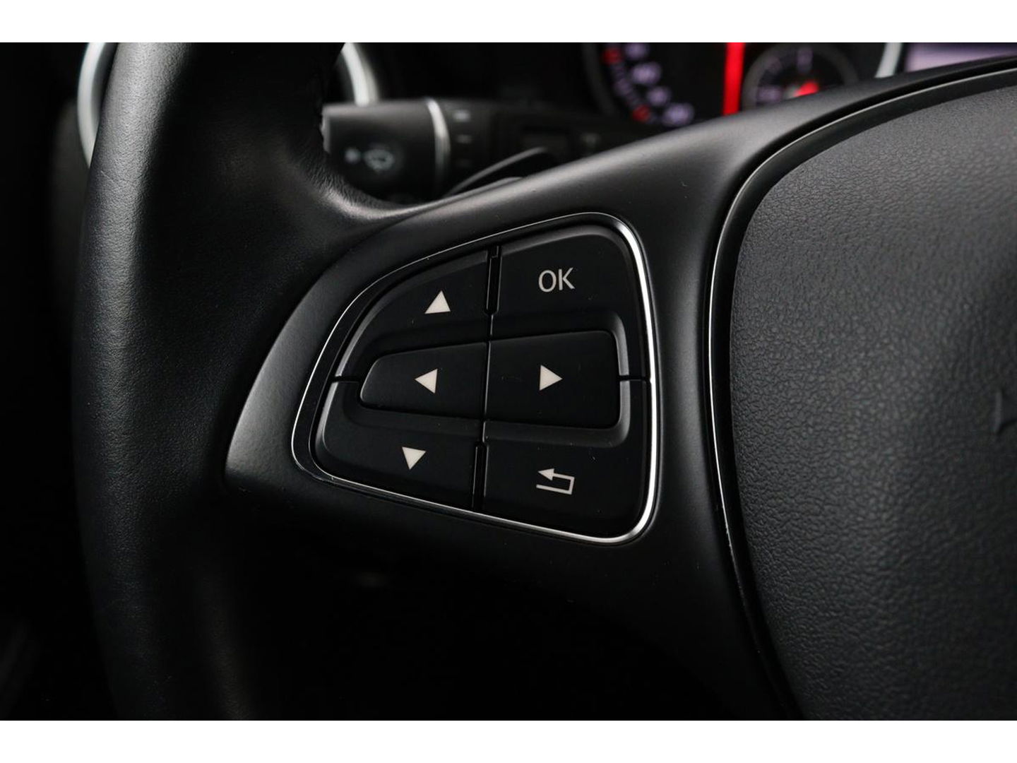Mercedes-Benz A-Klasse 180 Ambition | Stoelverwarming | Full LED | Sportstoelen | Navigatie | Half leder | Park Assist | Cruise control | Airco | Bluetooth