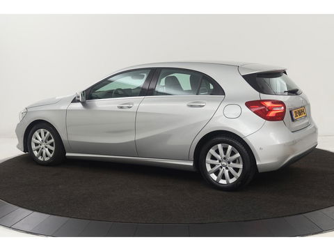 Mercedes-Benz A-Klasse 180 Ambition | Stoelverwarming | Full LED | Sportstoelen | Navigatie | Half leder | Park Assist | Cruise control | Airco | Bluetooth
