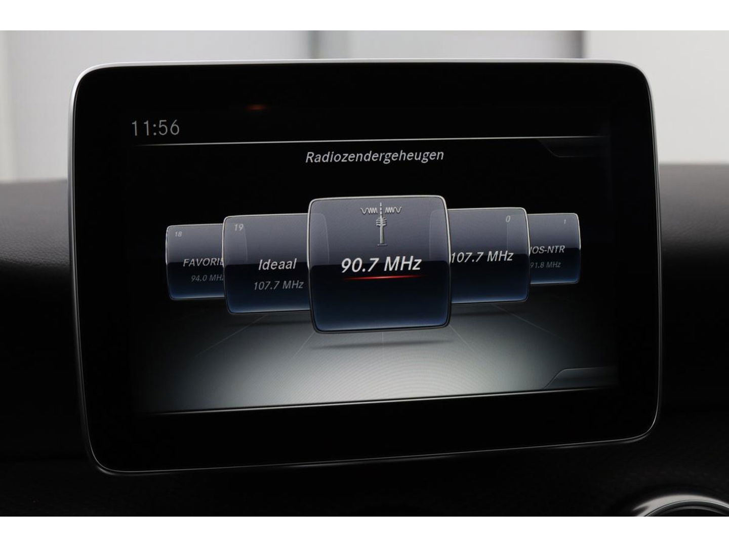 Mercedes-Benz A-Klasse 180 Ambition | Stoelverwarming | Full LED | Sportstoelen | Navigatie | Half leder | Park Assist | Cruise control | Airco | Bluetooth