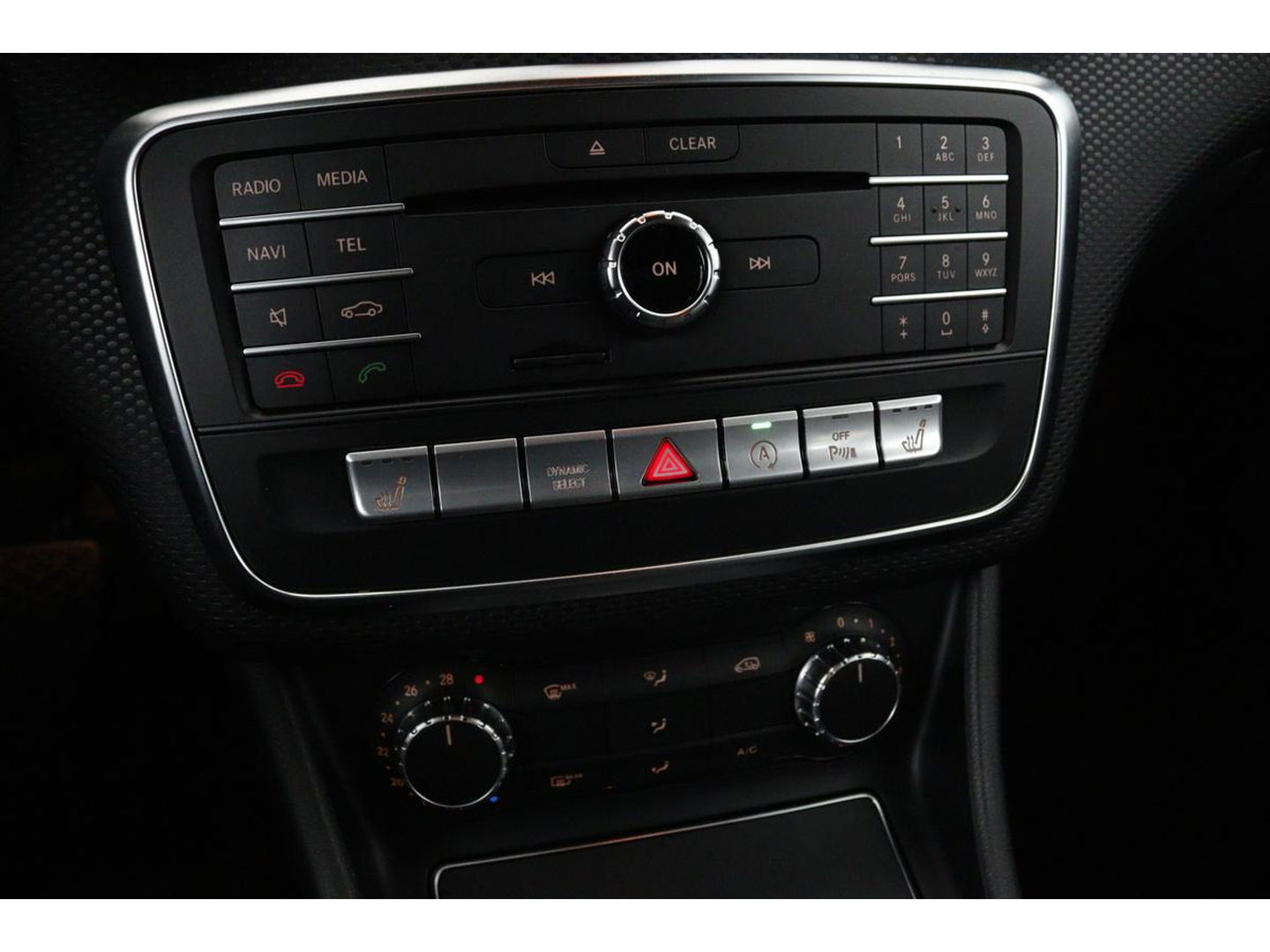 Mercedes-Benz A-Klasse 180 Ambition | Stoelverwarming | Full LED | Sportstoelen | Navigatie | Half leder | Park Assist | Cruise control | Airco | Bluetooth
