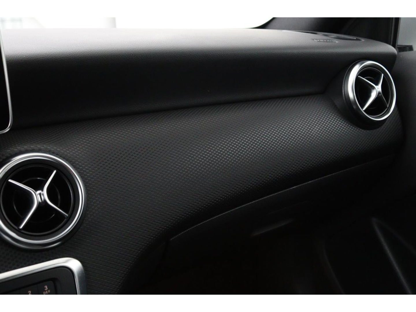 Mercedes-Benz A-Klasse 180 Ambition | Stoelverwarming | Full LED | Sportstoelen | Navigatie | Half leder | Park Assist | Cruise control | Airco | Bluetooth