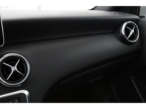Mercedes-Benz A-Klasse 180 Ambition | Stoelverwarming | Full LED | Sportstoelen | Navigatie | Half leder | Park Assist | Cruise control | Airco | Bluetooth