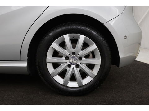 Mercedes-Benz A-Klasse 180 Ambition | Stoelverwarming | Full LED | Sportstoelen | Navigatie | Half leder | Park Assist | Cruise control | Airco | Bluetooth