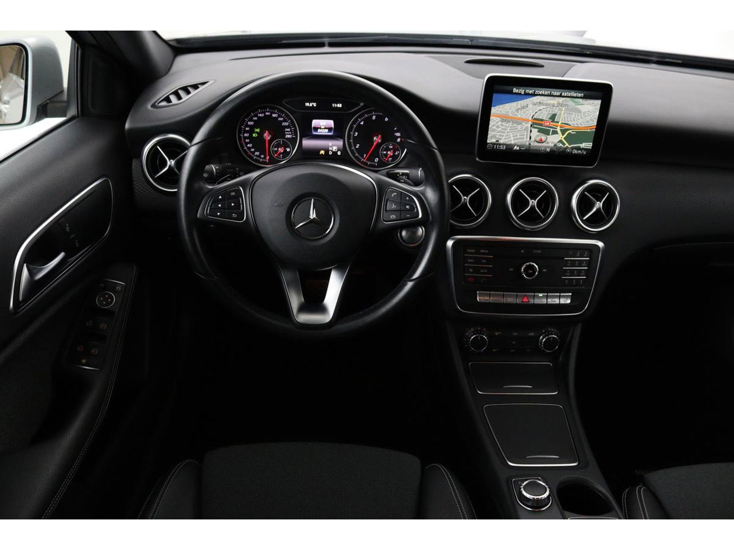 Mercedes-Benz A-Klasse 180 Ambition | Stoelverwarming | Full LED | Sportstoelen | Navigatie | Half leder | Park Assist | Cruise control | Airco | Bluetooth
