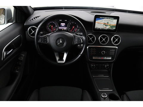 Mercedes-Benz A-Klasse 180 Ambition | Stoelverwarming | Full LED | Sportstoelen | Navigatie | Half leder | Park Assist | Cruise control | Airco | Bluetooth
