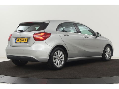 Mercedes-Benz A-Klasse 180 Ambition | Stoelverwarming | Full LED | Sportstoelen | Navigatie | Half leder | Park Assist | Cruise control | Airco | Bluetooth