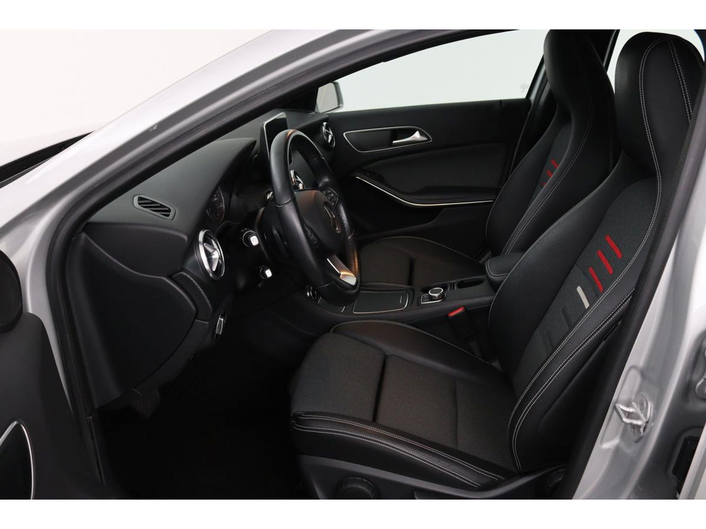Mercedes-Benz A-Klasse 180 Ambition | Stoelverwarming | Full LED | Sportstoelen | Navigatie | Half leder | Park Assist | Cruise control | Airco | Bluetooth