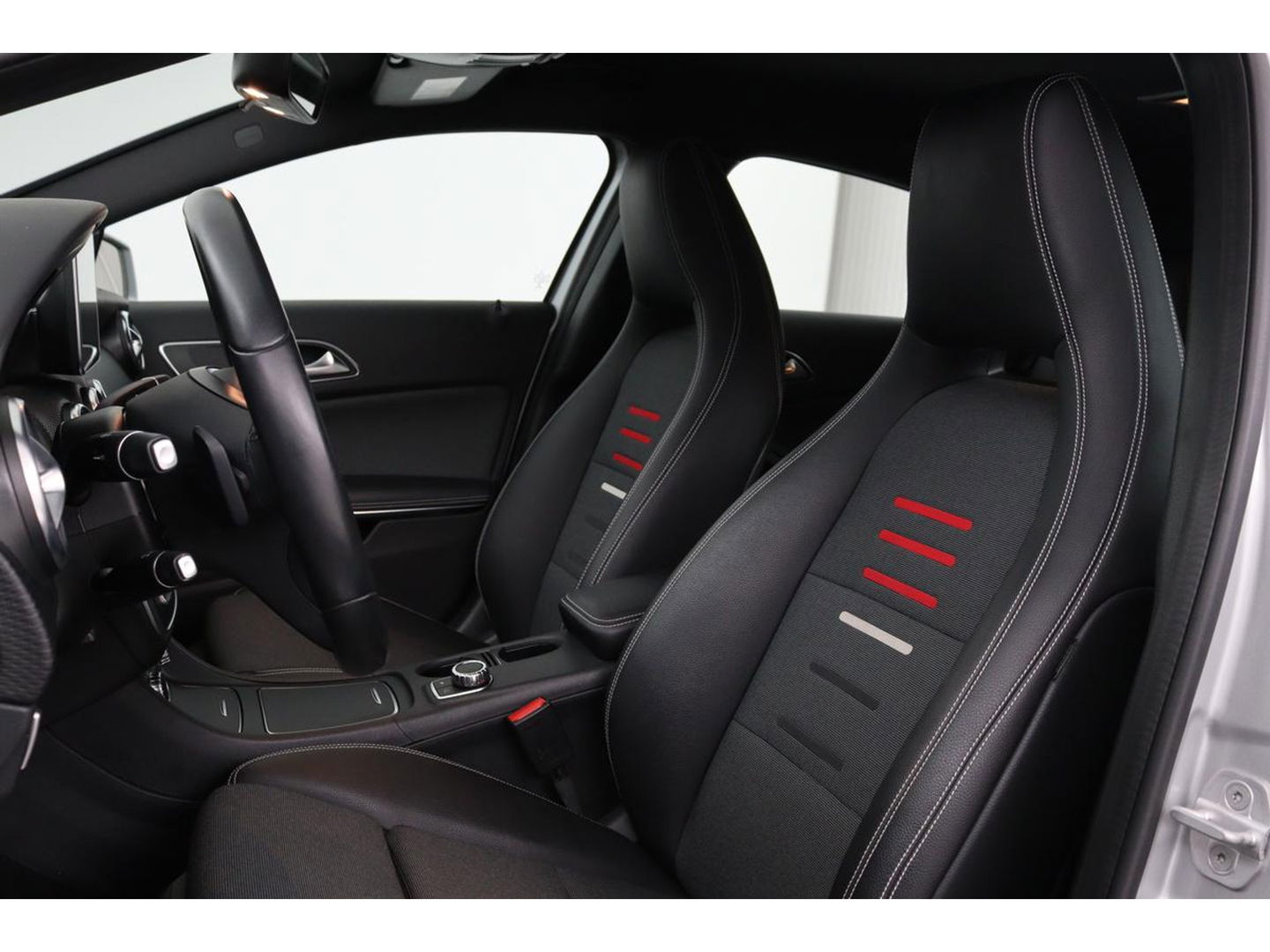Mercedes-Benz A-Klasse 180 Ambition | Stoelverwarming | Full LED | Sportstoelen | Navigatie | Half leder | Park Assist | Cruise control | Airco | Bluetooth