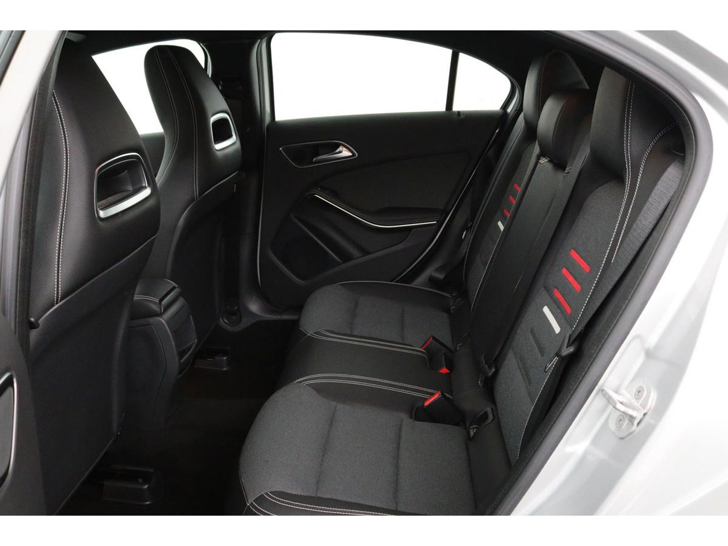 Mercedes-Benz A-Klasse 180 Ambition | Stoelverwarming | Full LED | Sportstoelen | Navigatie | Half leder | Park Assist | Cruise control | Airco | Bluetooth