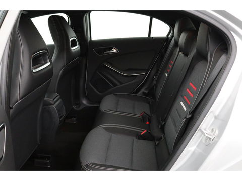 Mercedes-Benz A-Klasse 180 Ambition | Stoelverwarming | Full LED | Sportstoelen | Navigatie | Half leder | Park Assist | Cruise control | Airco | Bluetooth