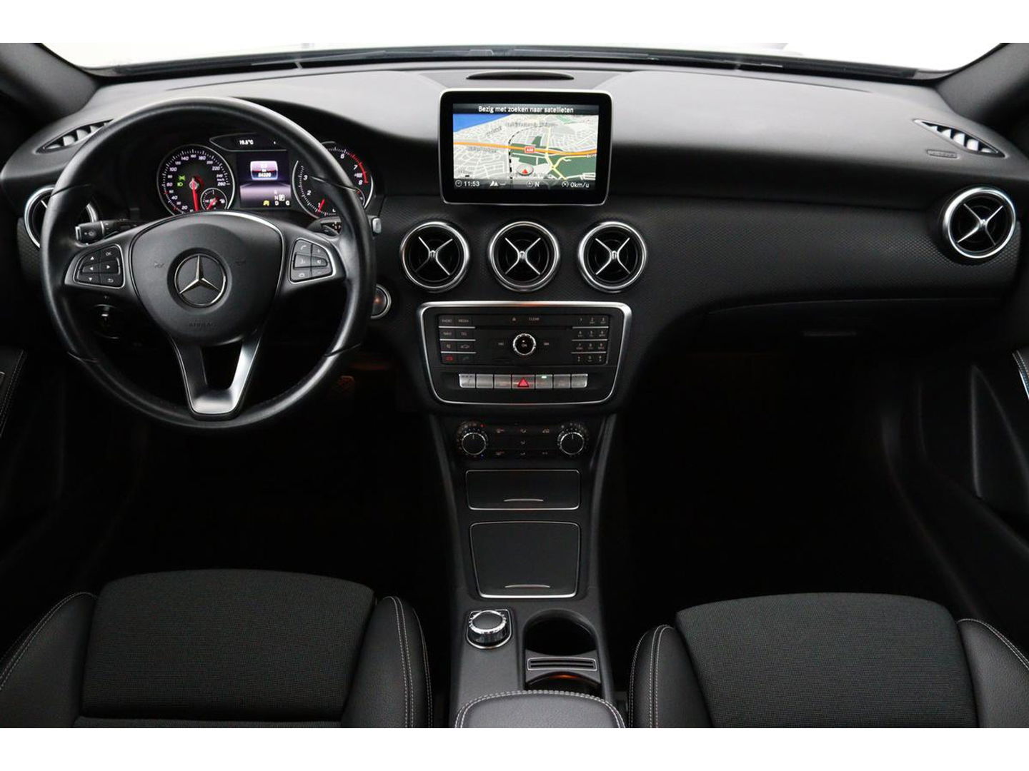 Mercedes-Benz A-Klasse 180 Ambition | Stoelverwarming | Full LED | Sportstoelen | Navigatie | Half leder | Park Assist | Cruise control | Airco | Bluetooth