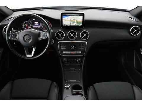Mercedes-Benz A-Klasse 180 Ambition | Stoelverwarming | Full LED | Sportstoelen | Navigatie | Half leder | Park Assist | Cruise control | Airco | Bluetooth