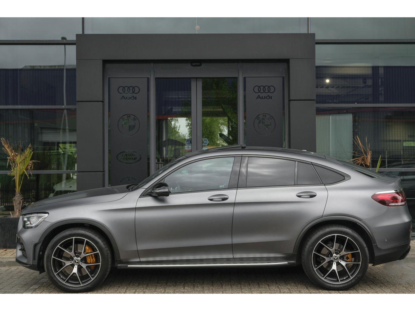 Mercedes-Benz GLC Coupé GLC200 AMG 197pk Schuifdak Magno matgrijs Digital cockpit Burmester Distronic+ Multibeam led Trekhaak 20" LMV NLauto