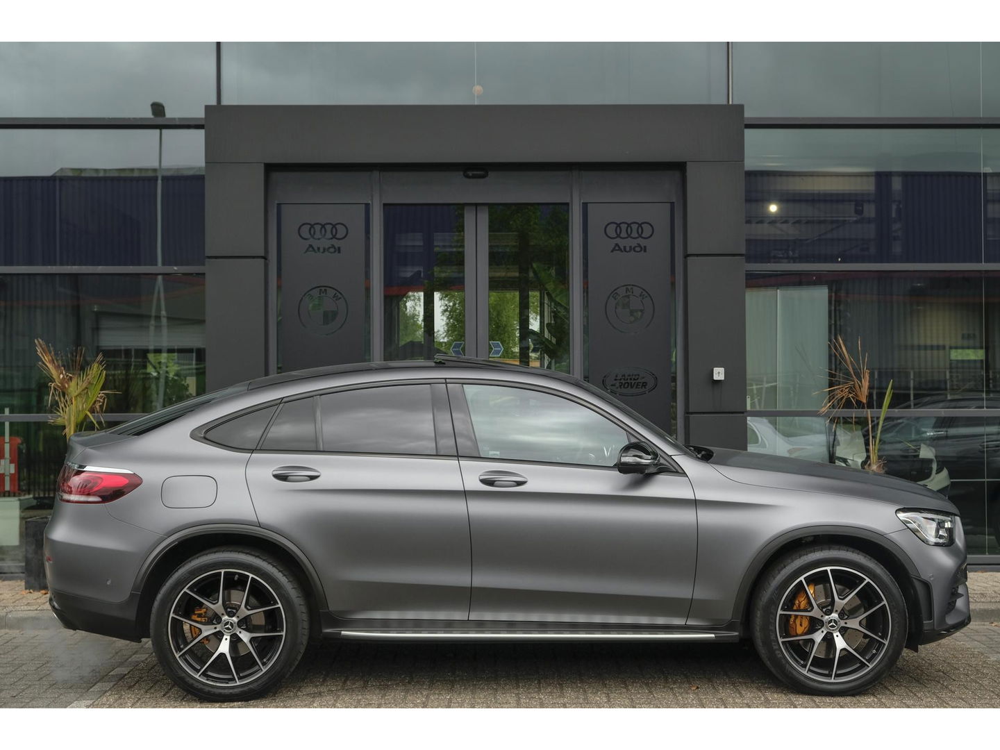 Mercedes-Benz GLC Coupé GLC200 AMG 197pk Schuifdak Magno matgrijs Digital cockpit Burmester Distronic+ Multibeam led Trekhaak 20" LMV NLauto