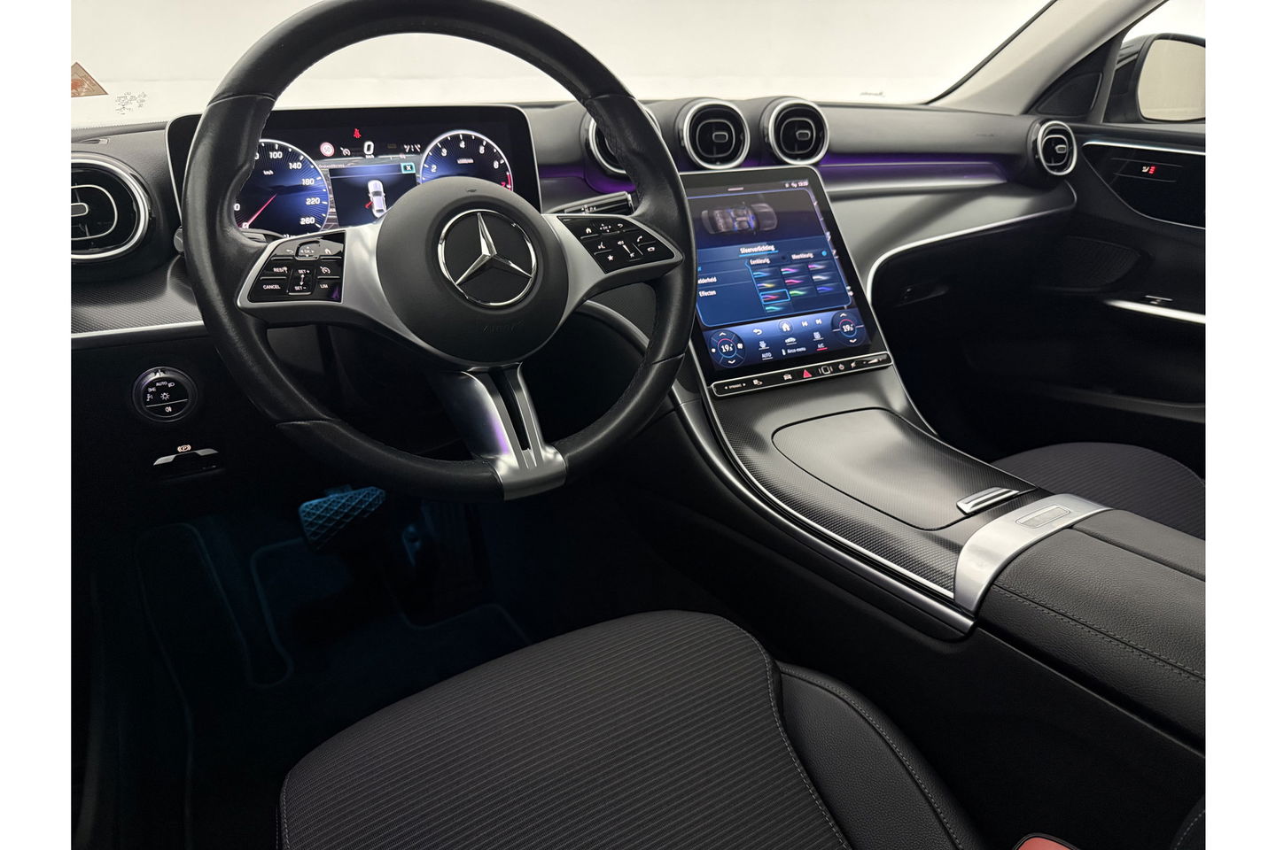 Mercedes-Benz C-Klasse 180 AMG Luxury Line 170PK Sfeerverl. Camera Carplay LED Trekhaak Burmester Clima Cruise Navi Virtual 18"LMV PDC