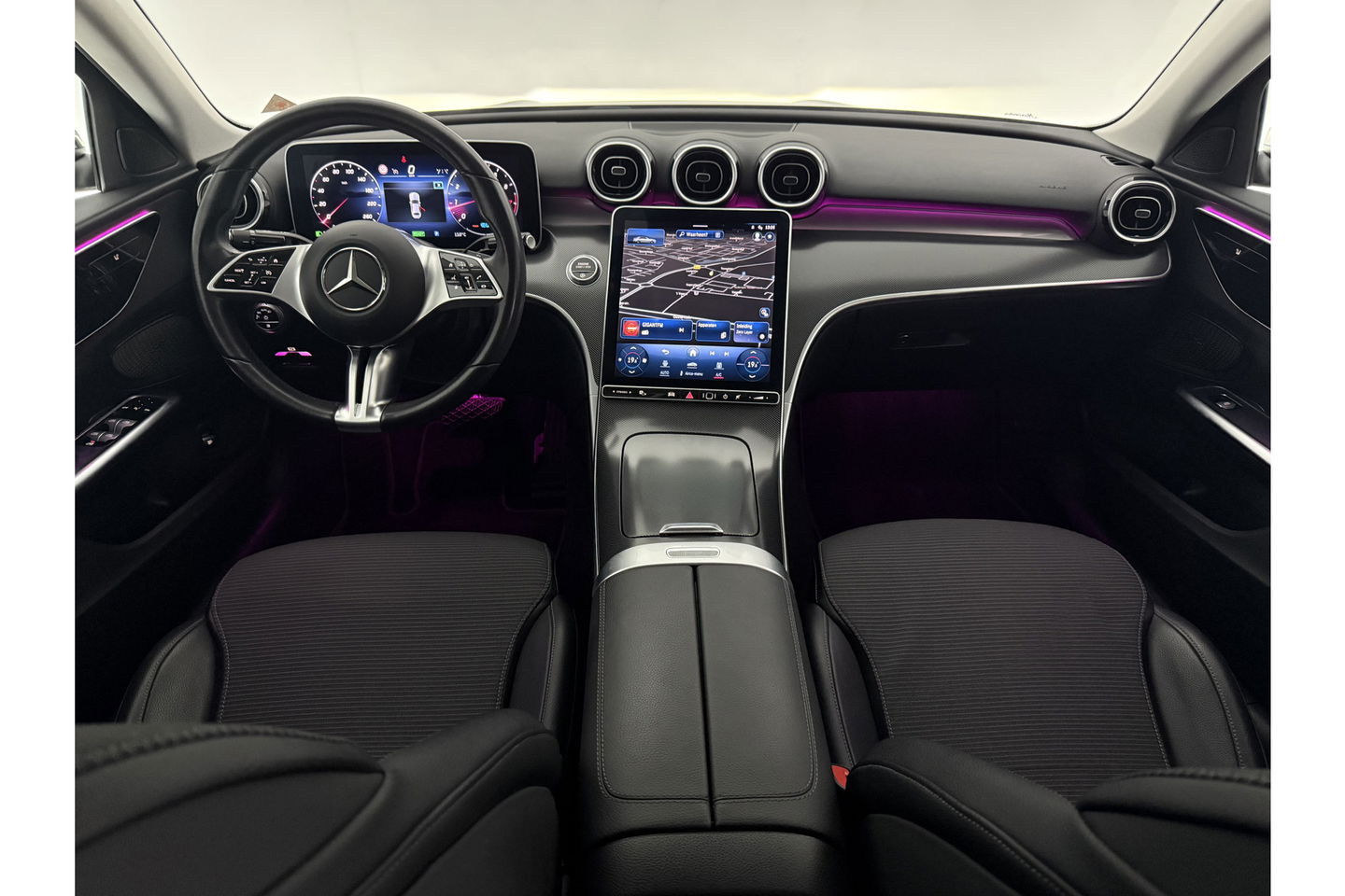 Mercedes-Benz C-Klasse 180 AMG Luxury Line 170PK Sfeerverl. Camera Carplay LED Trekhaak Burmester Clima Cruise Navi Virtual 18"LMV PDC