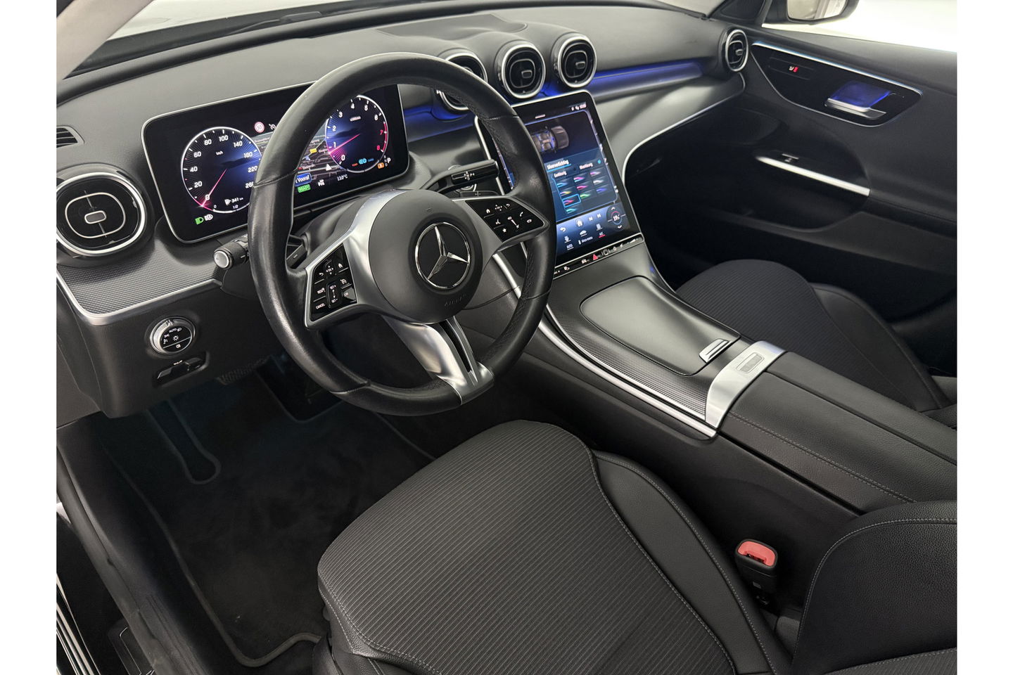 Mercedes-Benz C-Klasse 180 AMG Luxury Line 170PK Sfeerverl. Camera Carplay LED Trekhaak Burmester Clima Cruise Navi Virtual 18"LMV PDC