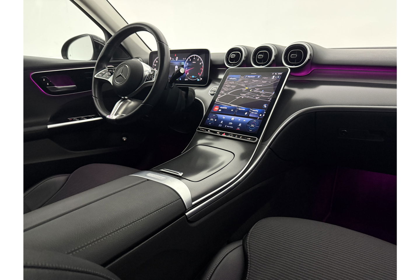 Mercedes-Benz C-Klasse 180 AMG Luxury Line 170PK Sfeerverl. Camera Carplay LED Trekhaak Burmester Clima Cruise Navi Virtual 18"LMV PDC