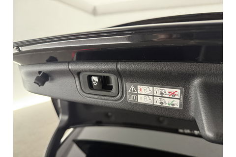 Mercedes-Benz C-Klasse 180 AMG Luxury Line 170PK Sfeerverl. Camera Carplay LED Trekhaak Burmester Clima Cruise Navi Virtual 18"LMV PDC