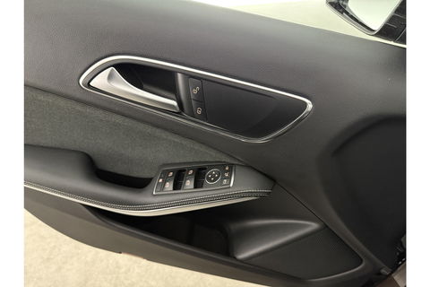 Mercedes-Benz A-Klasse Ambition Airco Cruise LED Navigatie PDC 16"LMV