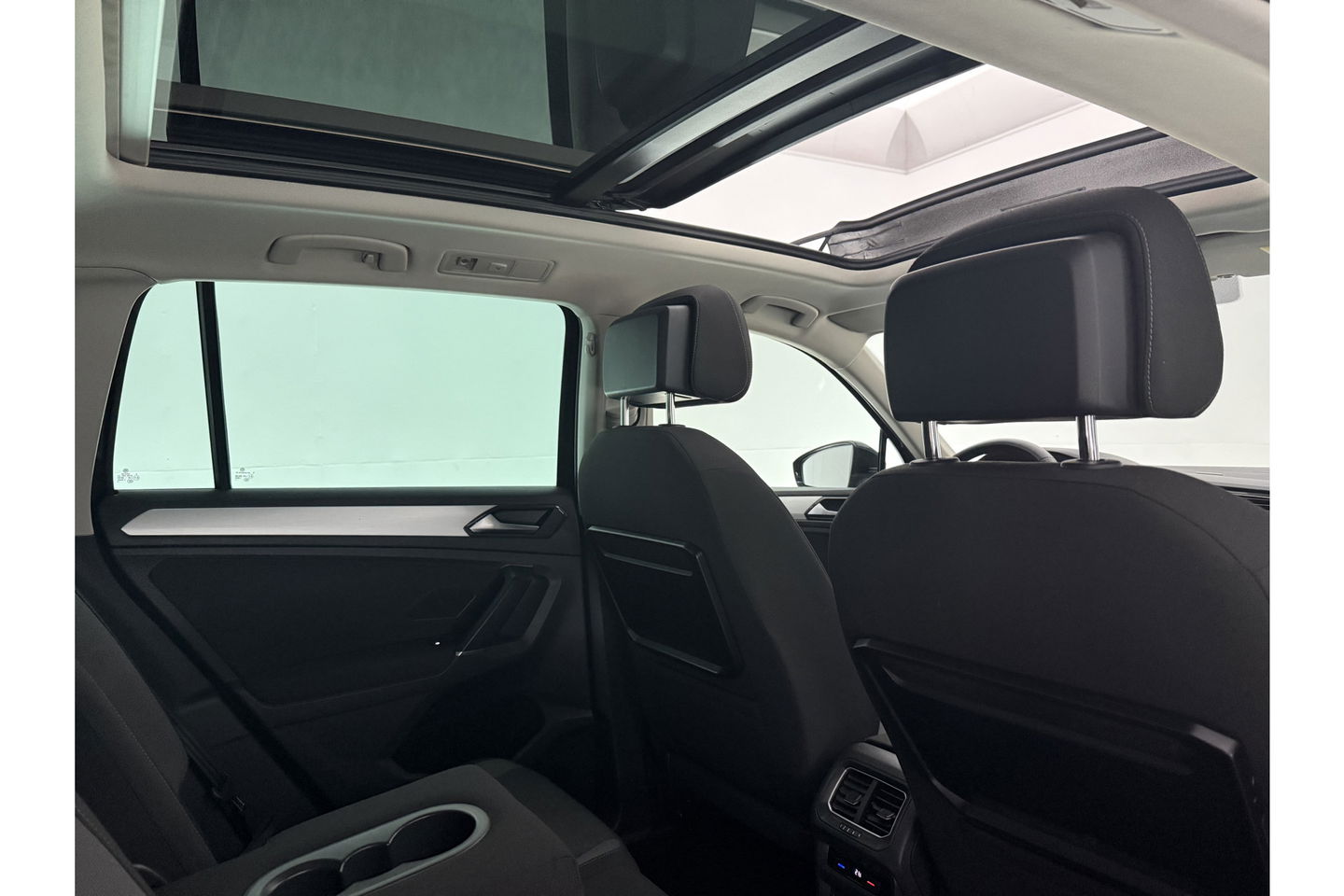 Volkswagen Tiguan 1.4 TSI Pano LED Camera Carplay Adaptive-Cruise Clima Navi PDC 17"LMV