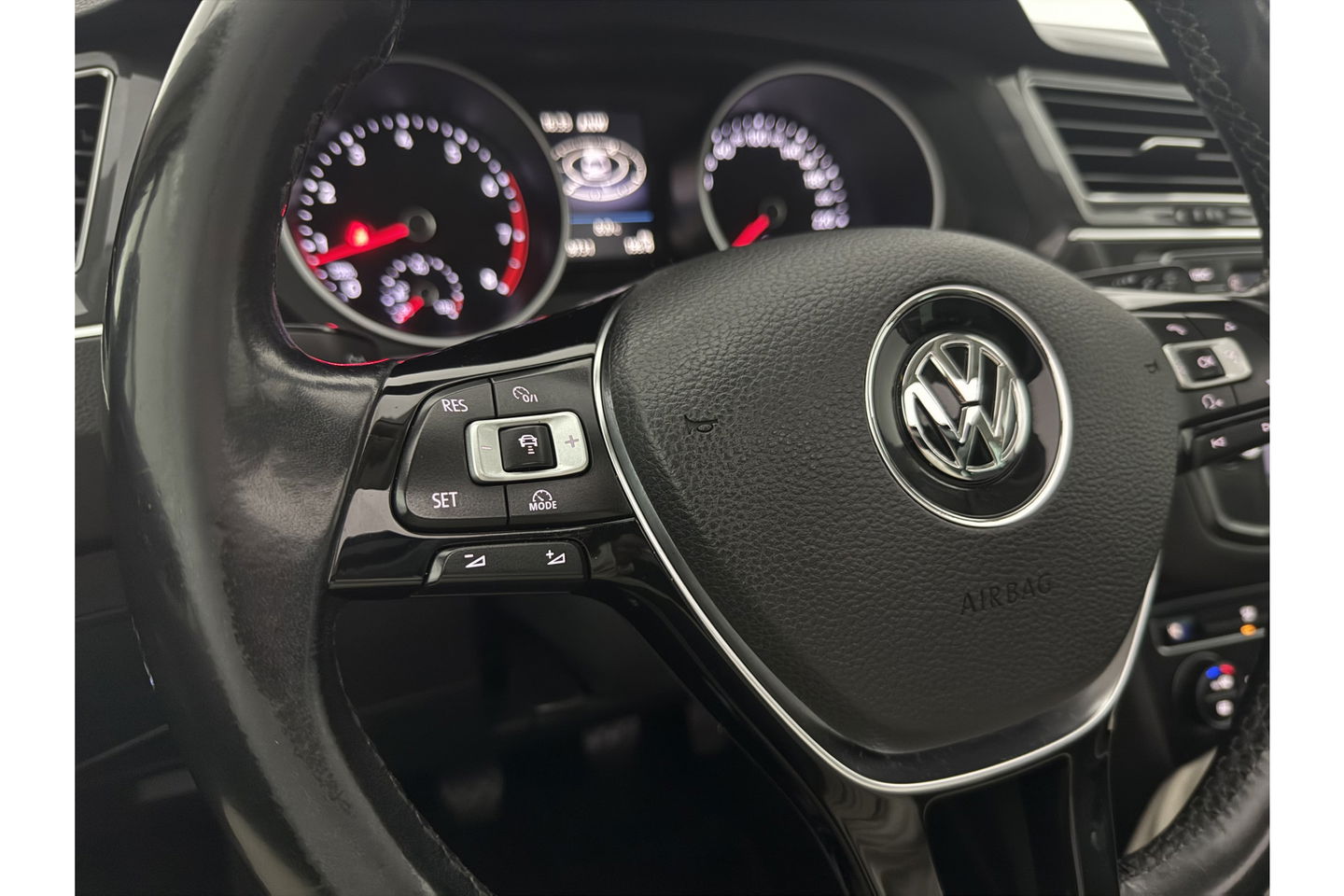 Volkswagen Tiguan 1.4 TSI Pano LED Camera Carplay Adaptive-Cruise Clima Navi PDC 17"LMV