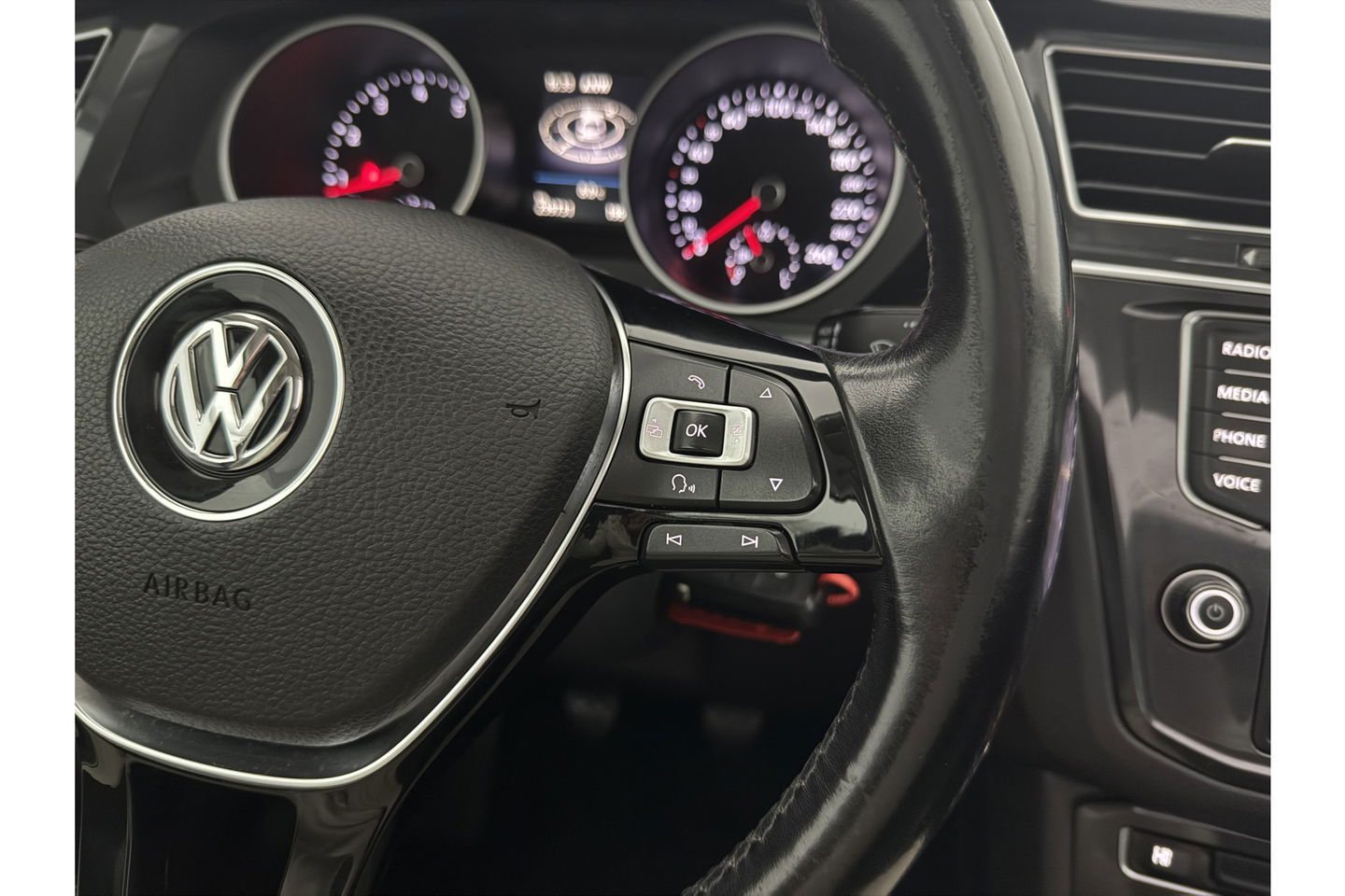 Volkswagen Tiguan 1.4 TSI Pano LED Camera Carplay Adaptive-Cruise Clima Navi PDC 17"LMV