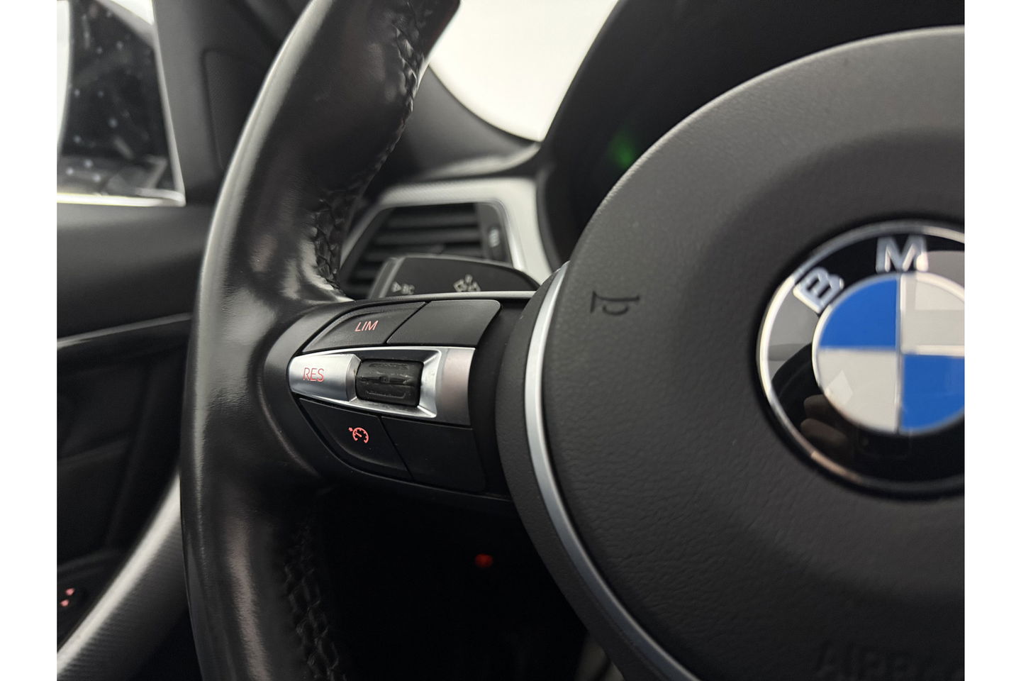 BMW 3 Serie 318i M Sport Pano LED Camera Clima Cruise Navi Head-up Display Leder PDC 18"LMV
