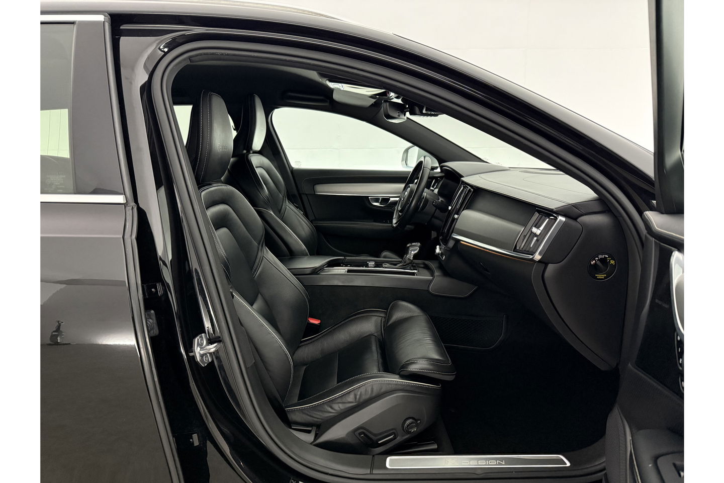 Volvo V90 2.0 T4 R-Design 190PK LED Trekhaak Camera LED Harman/Kardon Carplay Leder Clima Navi 20"LMV Memory-Seats PDC