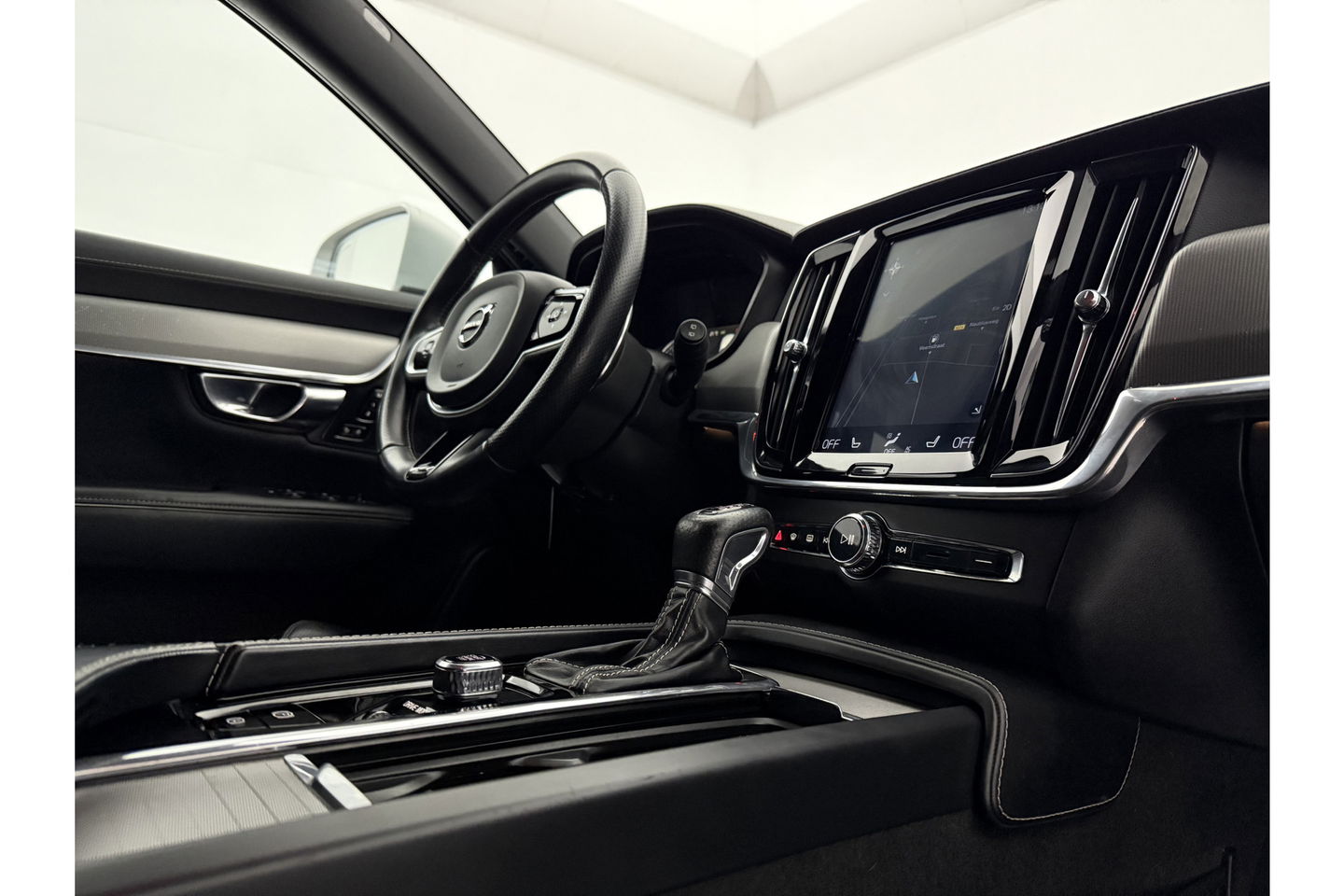 Volvo V90 2.0 T4 R-Design 190PK LED Trekhaak Camera LED Harman/Kardon Carplay Leder Clima Navi 20"LMV Memory-Seats PDC