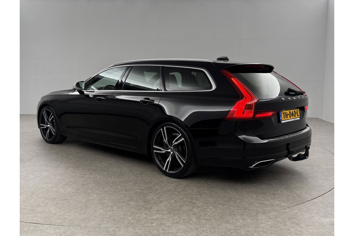 Volvo V90 2.0 T4 R-Design 190PK LED Trekhaak Camera LED Harman/Kardon Carplay Leder Clima Navi 20"LMV Memory-Seats PDC