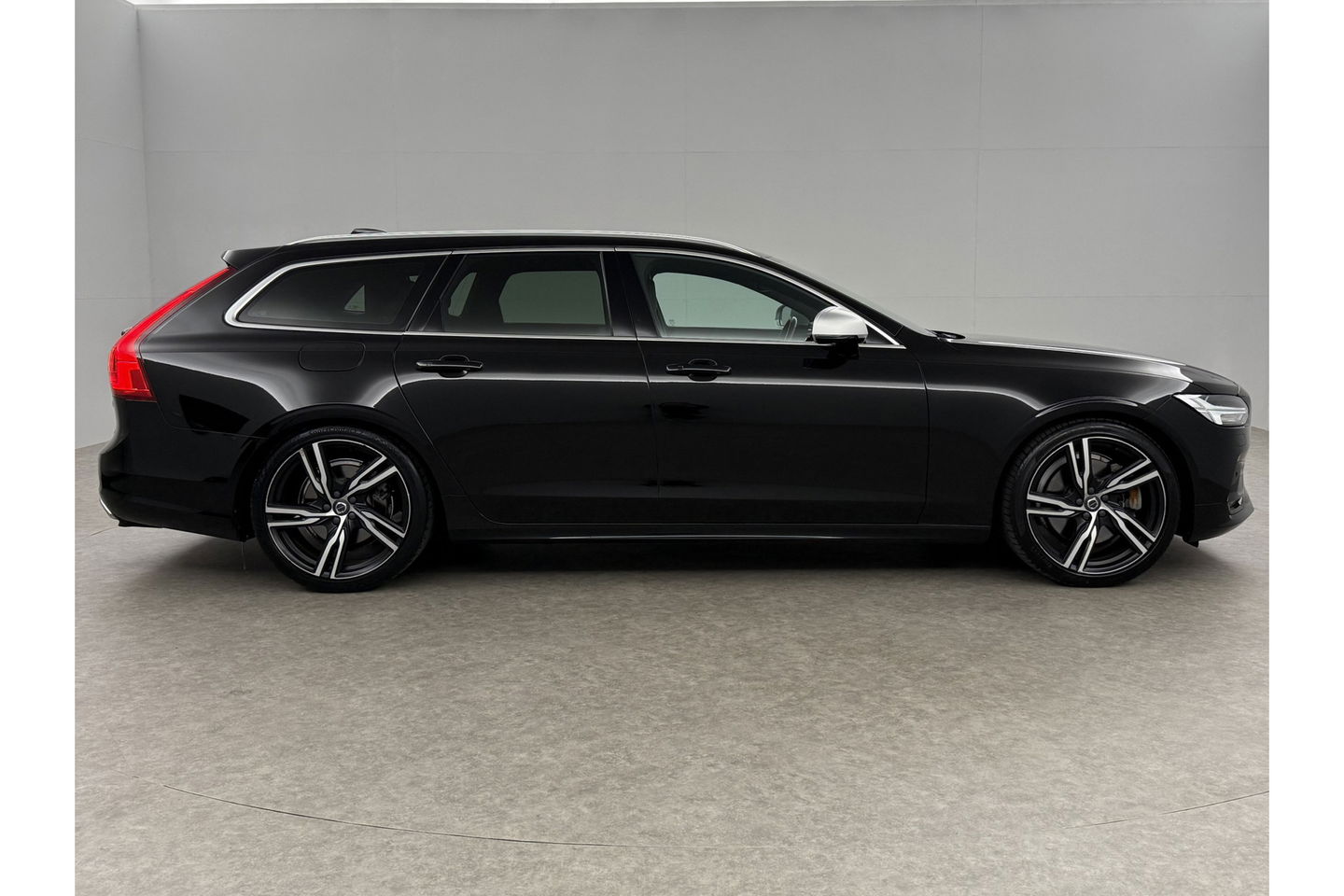 Volvo V90 2.0 T4 R-Design 190PK LED Trekhaak Camera LED Harman/Kardon Carplay Leder Clima Navi 20"LMV Memory-Seats PDC