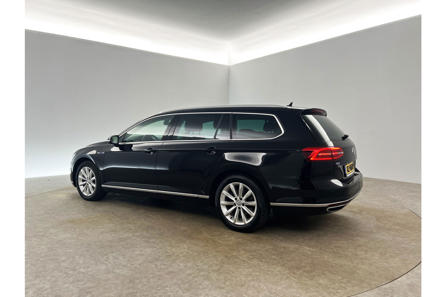 Volkswagen Passat 1.4 TSI GTE 231PK DSG Hybride LED Carplay Camera Cruise Clima Navigatie 17"LMV