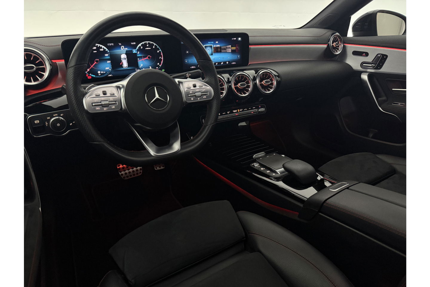 Mercedes-Benz CLA-Klasse 180 AMG Pano Sfeer Camera Carplay Virtual LED Clima Cruise Navi PDC Memory-Seats 18''LMV
