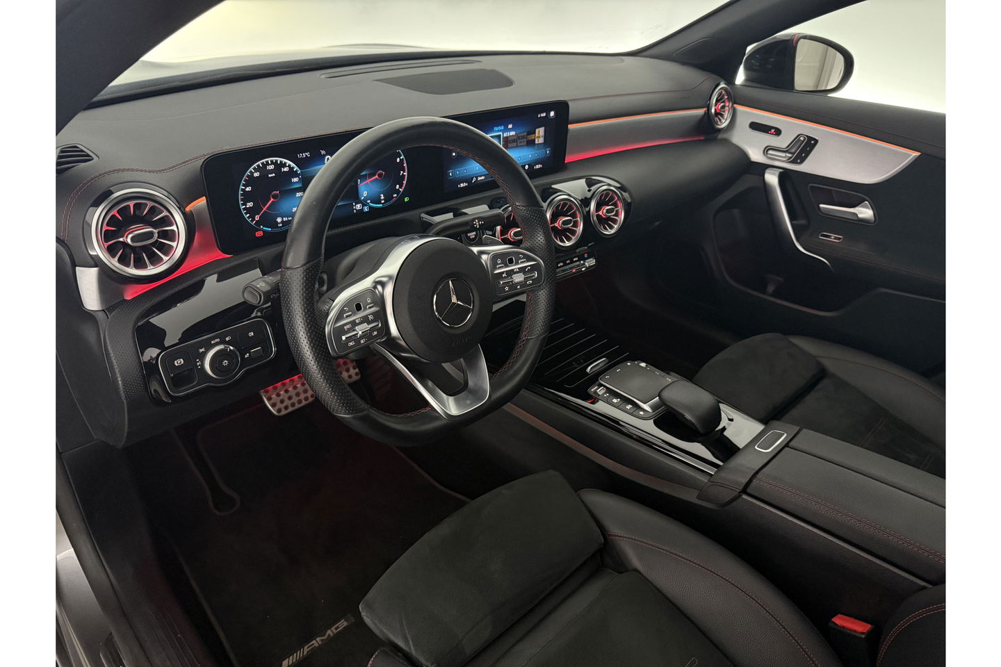 Mercedes-Benz CLA-Klasse 180 AMG Pano Sfeer Camera Carplay Virtual LED Clima Cruise Navi PDC Memory-Seats 18''LMV