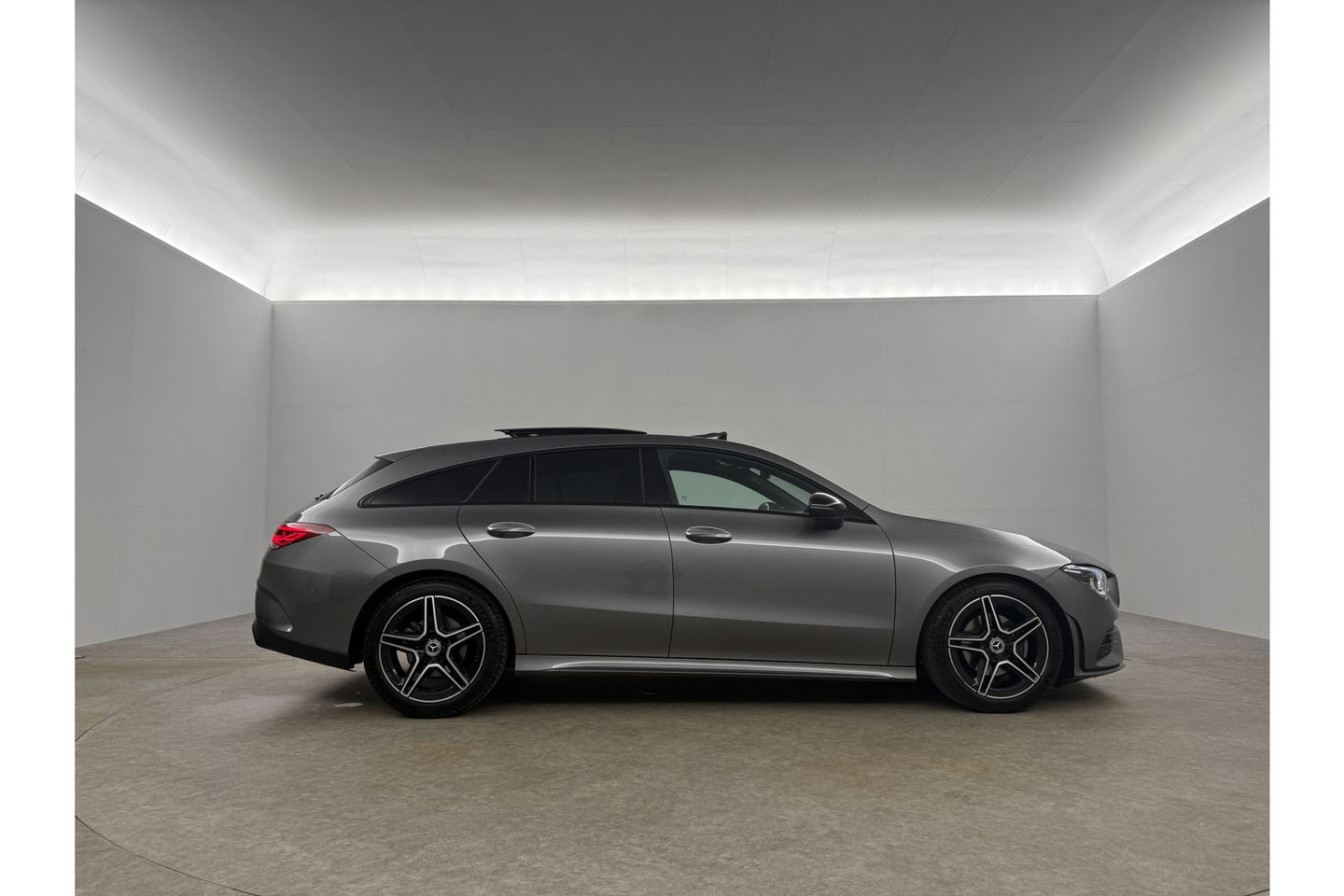 Mercedes-Benz CLA-Klasse 180 AMG Pano Sfeer Camera Carplay Virtual LED Clima Cruise Navi PDC Memory-Seats 18''LMV